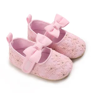 Chaussures de princesse roses pour bébé avec semelles souples et broderies florales délicates