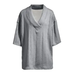 Vue détaillée d'un t-shirt à col en V en maille torsadée pour hommes de couleur grise