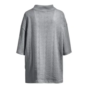 Vue arrière détaillée d'un t-shirt en maille torsadée grise à col montant homme