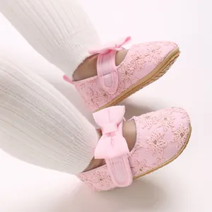 Vue détaillée de chaussures de princesse roses brodées pour bébé