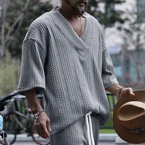 Vue détaillée du motif en maille torsadée sur ce t-shirt gris à manches courtes et col en V
