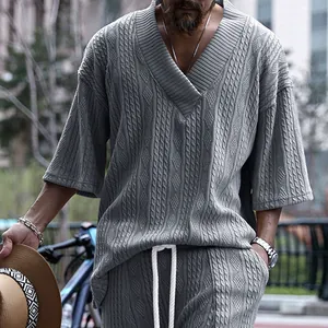 Détail d'un t-shirt gris à col en V en maille torsadée pour hommes avec short