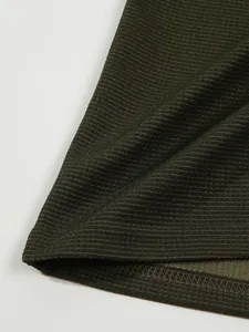 Nahaufnahme von olivgrünem Waffelstrickstoff mit Textur und Nahtdetails