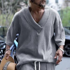 Détail d'un t-shirt en maille grise pour homme avec col en V et motif torsadé