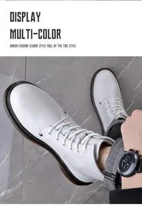 Detail van witte lederen Martin boots voor heren met vetersluiting en rubberen zool.