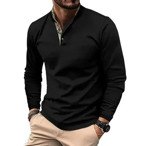 Detail eines schwarzen Herren-Polo-Shirts aus Waffelstrick mit Camouflage-Kragen