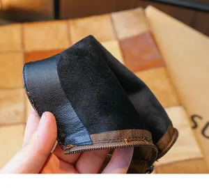 Dettaglio della calda fodera in peluche nero e cerniera degli stivali invernali da bambina