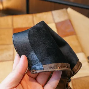 Primo piano della fodera in peluche nero e cerniera laterale di questi stivali invernali da bambina