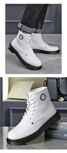 Detailopname van witte leren herenlaarzen in Martens-stijl met rubberen zool en veters