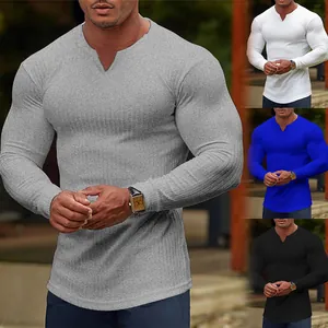 Dettaglio della maglia sportiva a maniche lunghe da uomo a costine in grigio e nero.