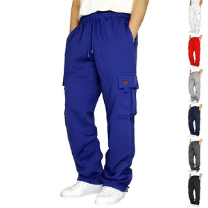 Detalle de pantalones cargo para hombre con bolsillos y siete opciones de color.