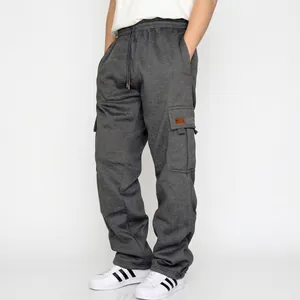 Vista detallada de pantalones cargo gris oscuro para hombre en estilo streetwear