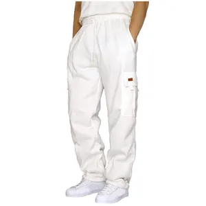 Detalle de pantalones cargo blancos para hombre con bolsillos laterales y cordón