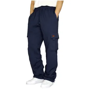 Vista detallada del pantalón cargo azul marino para hombre con cintura elástica y bolsillos