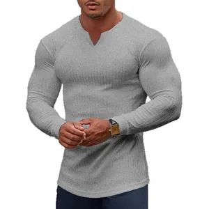 T-shirt a compressione a maniche lunghe da uomo grigia per fitness e allenamento sportivo.