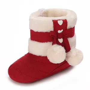 Detailansicht warmer roter Babystiefel mit weißem Kunstfellfutter und Schleifendetail
