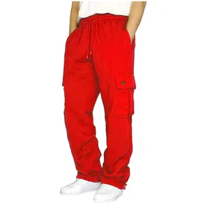 Vista detallada de pantalones cargo rojos para hombre con múltiples bolsillos y cordón ajuste