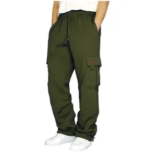 Vista completa de pantalones cargo verde militar con cordón ajustable y bolsillos