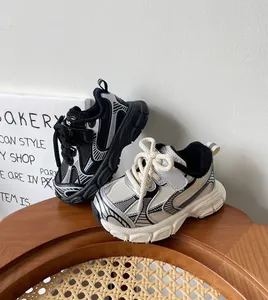 Un par de elegantes zapatillas deportivas para niños en acabados de color negro y beige