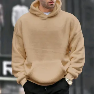 Detail eines khakifarbenen schweren Fleece-Hoodies mit weichem Flanell und Kängurutasche