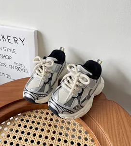 Primer plano de zapatillas chunky plateadas y negras para niños con parte superior de malla