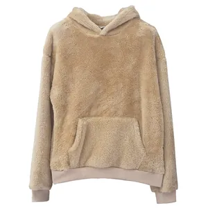 Detailansicht eines schweren khakifarbenen Oversize-Hoodies aus plüschigem Flanell-Fleece