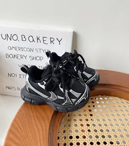 Primer plano detallado de zapatillas deportivas blancas y negras en silla de madera.