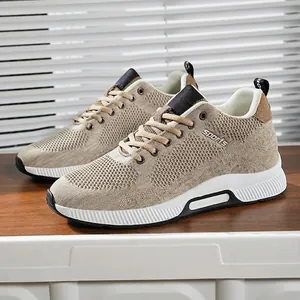 Baskets en maille beige pour hommes avec semelles blanches coussinées pour la course