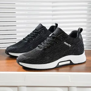 Chaussures de sport noires en maille fly-knit pour hommes sur bois