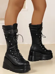 Seitenansicht der schwarzen Damen-Plateaustiefel im Punk-Stil mit Schnallen und Keilabsatz