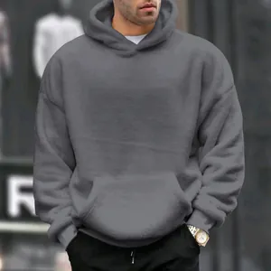 Detailansicht eines grauen Oversized-Flanell-Hoodies mit flauschiger Textur und Passform
