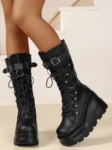 Detailansicht der schwarzen Punk-Plateau-Keilstiefel mit Schnallen und Schnürung