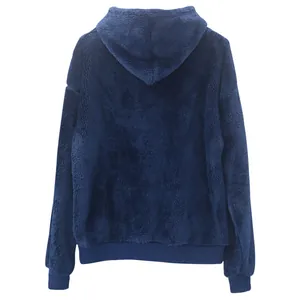 Detaillierte Rückansicht eines schweren, übergroßen, doppelseitigen Fleece-Hoddies in Blau