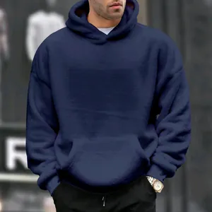 Detail eines schweren, marineblauen Flanell-Oversize-Hoodies für Herren mit weicher Textur