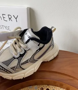 Vista detallada de las zapatillas de invierno para niños con forro de felpa cálido y suela