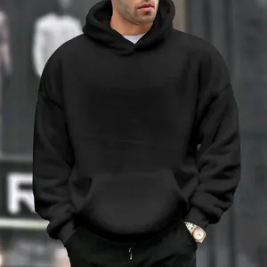 Nahaufnahme eines schweren schwarzen Oversized-Flanell-Hoodies für Herren mit weicher Textur
