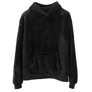 Detailansicht eines schweren schwarzen Oversize-Flanell-Hoodies mit weicher Textur und Tasche