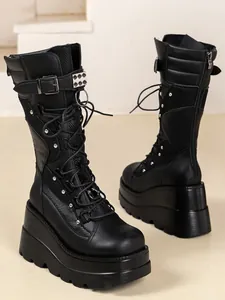 Detailansicht schwarze Punk-Plateau-Stiefel mit Nieten und Schnürdesign