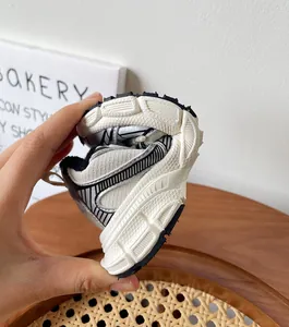 Detalle que muestra la flexibilidad y la suela blanda del zapato deportivo infantil.