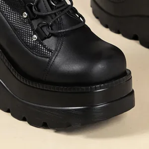 Detailansicht schwarzer Punk-Plateau-Boots mit Mesh und dicker Sohle