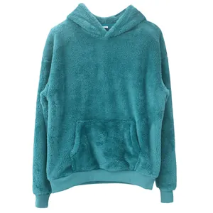 Detailansicht der weichen Textur eines schweren Fleece-Oversize-Hoodies in Blaugrün