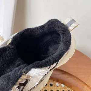 Primer plano de zapatillas de invierno para niños con forro cálido de felpa negra