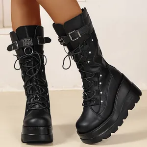 Trendige schwarze Punk-Plateau-Stiefel für Damen mit Keilabsatz und silbernen Schnallen
