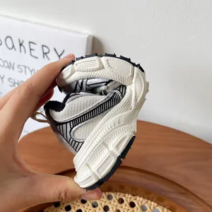Zapatillas chunky transpirables para niños con suela blanda y flexible en color blanco y plata