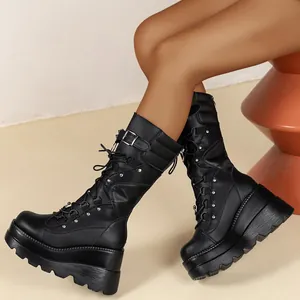 Schwarze Punk-Plateau-Keilstiefel für Damen mit Schnalle und Mesh-Detail, wadenhoch