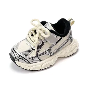 Zapatillas de invierno para niños con suelas blandas y forro de felpa cálido en plata y blanco.