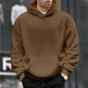 Detailansicht der weichen Flanelltextur und Oversize-Passform dieses braunen Hoodies