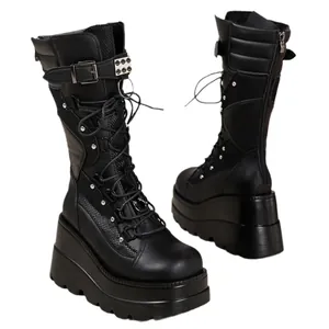 Schwarze Plateau-Stiefeletten im Punk-Stil mit Keilabsatz und Schnallen