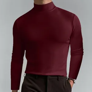 Dettaglio di una maglietta da uomo bordeaux a collo alto attillata in seta di latte