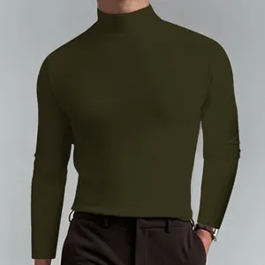 Dettaglio di una maglia a maniche lunghe da uomo con collo alto in seta di latte verde oliva.